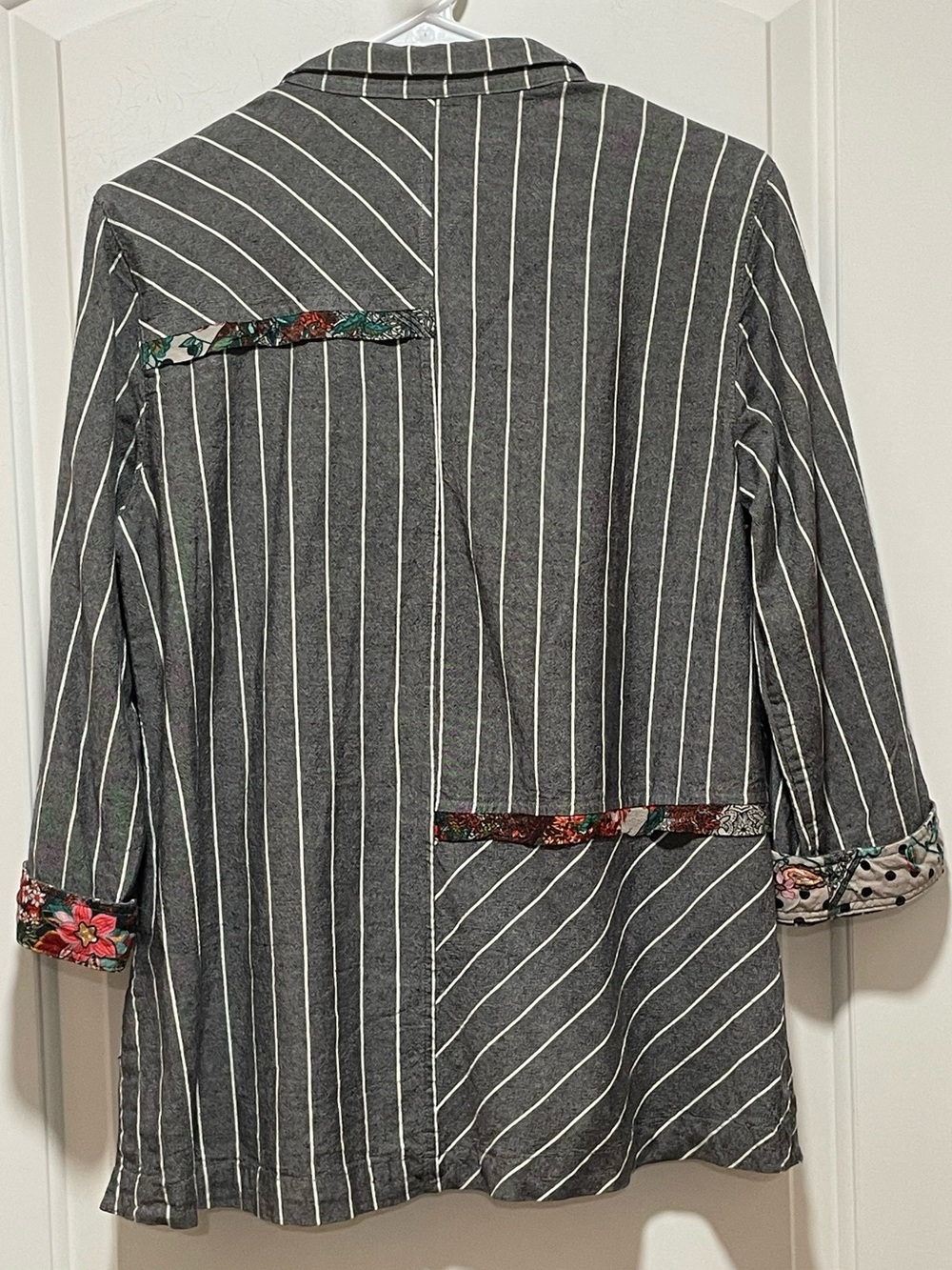 John Mark Boho Chic Gray White Pinstripe Tunic Floral Patchwork Accents Sz M - Picture 3 of 12